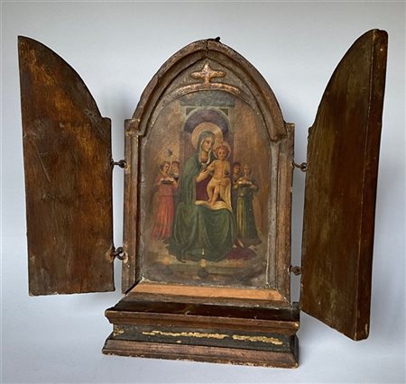 Altarino da viaggio in legno intagliato di forma mossa, raffigurante Madonna co