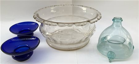 Lotto composto da una coppa in vetro molato, due ciotole in vetro blu ed un acc