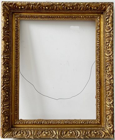 Coppia di cornici in legno intagliato e dorato (cm 89x74)(difetti)