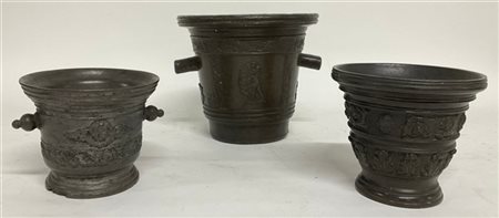 Tre diversi antichi mortai in bronzo con fasce decorate a rilievo (h. max cm 21