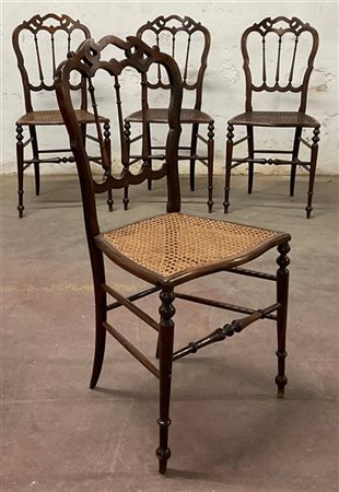 Quattro sedie chiavarine in legno tinto con gambe e traverse tornite. Sedute in