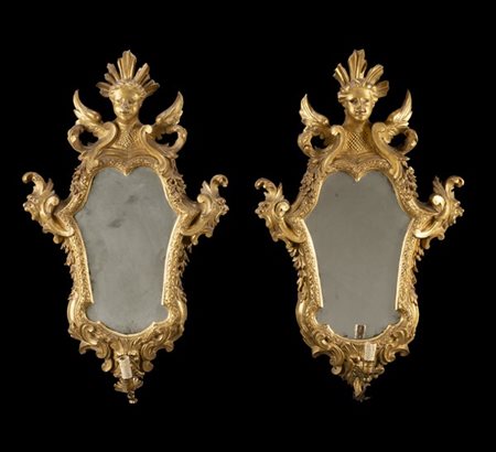 Coppia di ventole a una luce in legno intagliato e dorato con cimasa scolpita a