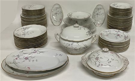 Manifattura di Ginori. Parte di servizio da tavola in porcellana a bordo mistil