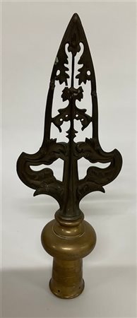 Puntale da bandiera con attacco globulare nella parte bassa in bronzo al natura