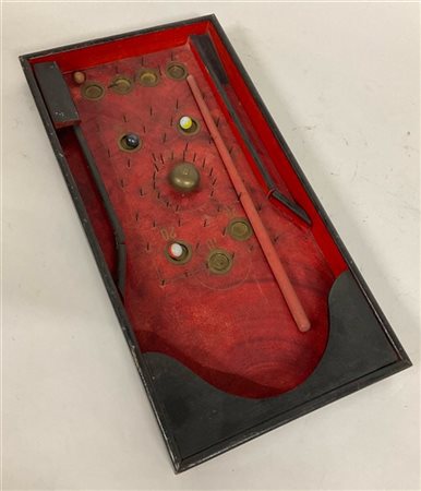 Flipper da tavolo vintage in legno dipinto con campanello e buche in metallo (c