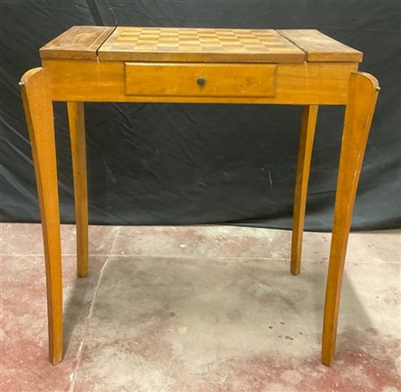 Tavolino da gioco con piano a scacchiera, un cassetto nella fascia contenente p