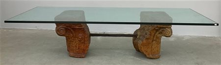 Tavolino da salotto con base composta da parti di antichi capitelli in marmo sc