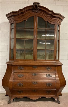 Mobile a due corpi, parte inferiore di forma mossa e bombata, parte superiore a