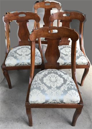 Gruppo di quattro sedie a gondola in noce intarsiate in legno chiaro a volute f