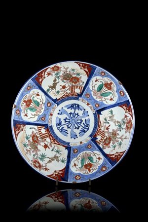 Piatto in porcellana policroma Imari decorato nei toni del blu, del rosso e a d