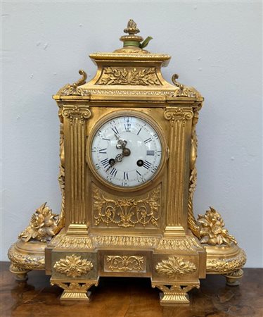 Pendola in bronzo dorato con cassa di forma architettonica decorata a lesene e