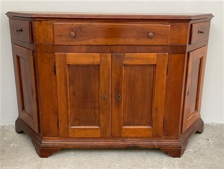 Credenza scantonata in noce con tre cassetti sottopiano, quattro ante riquadrat