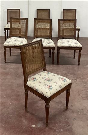 Gruppo di sette sedie in noce con seduta imbottita e schienale in paglia di Vie