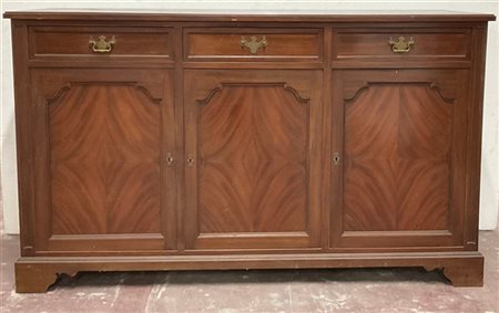 Credenza impiallacciata in mogano a tre ante e tre cassetti pannellati (cm 154x