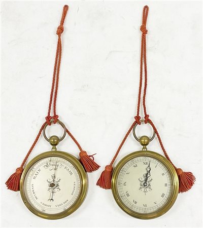 Lotto composto da un barometro e un orologio da muro di forma circolare in otto