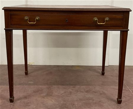 Tavolo scrittoio da centro in legni vari con fronte ad un cassetto, fianchi con