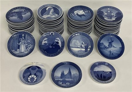 Manifattura Royal Copenaghen, numerosi piatti in porcellana decorati in blu a s