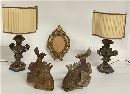 Lotto composto da due basi in legno intagliato, dipinto e dorato, secolo XVIII,