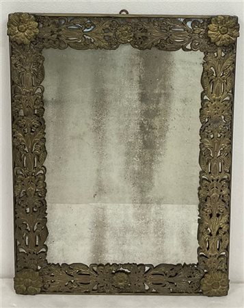 Specchiera con cornice in lamierino traforato a spighe e volute fiorite (cm 74x