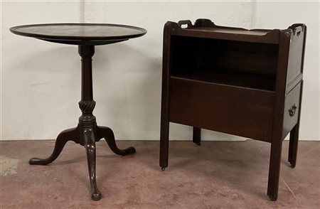 Lotto composto da un tavolino in mogano con piano a vela e sostegno tripode (d