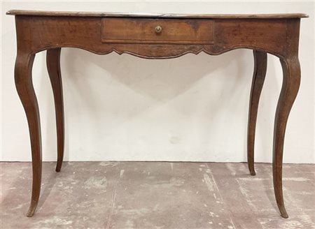 Tavolo da parete in noce con piano sagomato e gambe mosse, fasce mistilinee con