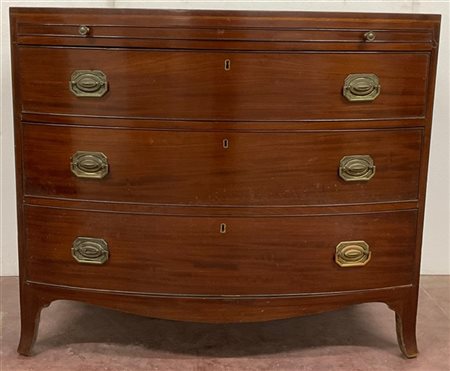 Commode impiallacciata in mogano con fronte bombato a tre cassetti e pianetto e