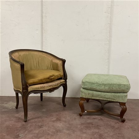 Lotto composto da una poltrona a pozzetto ed un poggiapiedi in legno intagliato