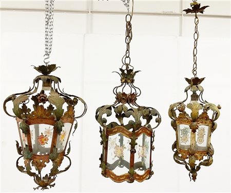 Lotto di tre diverse lanterne a sospensione in lamierino con vetri dipinti in p