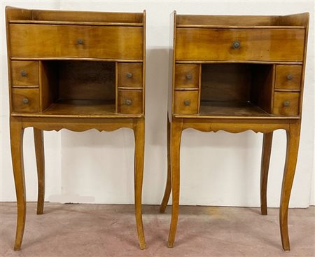 Coppia di comodini in noce con fronte a quattro cassettini, vano a giorno e un