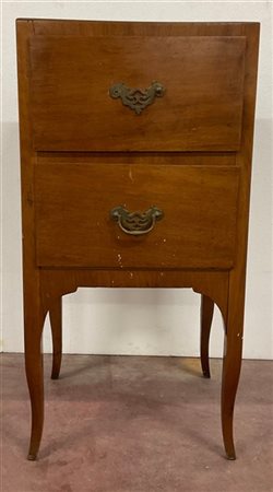 Comodino impiallacciato, fronte a due casetti, gambe mosse. Secolo XIX (cm 41xh