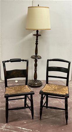 Lotto composto da due sedie in legno ebanizzato con gambe tornite di cui una co