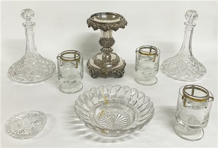 Lotto composto da un'alzata in metallo argentato decorata a tralci di vite e co