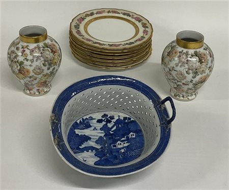 Lotto composto da sette piatti in porcellana a decoro floreale e profili in oro