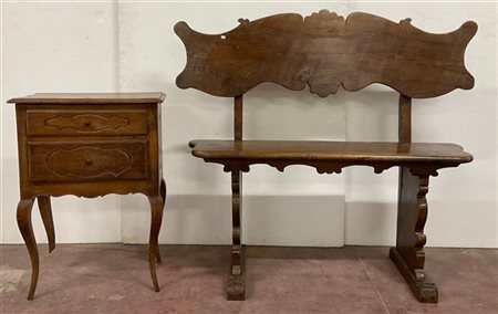 Lotto composto da una panchetta in noce con schienale e seduta sagomati (cm 118