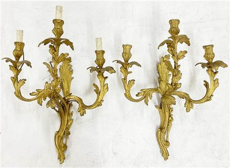 Coppia di appliques in bronzo dorato in stile Luigi XV con bracci a volute fogl