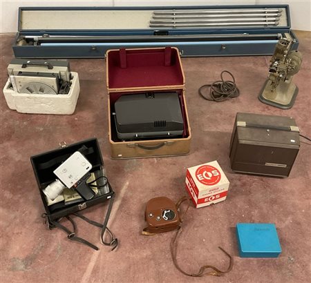 Lotto composto da due cartoni contenenti attrezzatura cinematografica, due proi