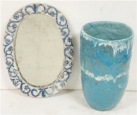 Lotto composto da un portaombrelli in terracotta dipinto a colaggio nei toni de