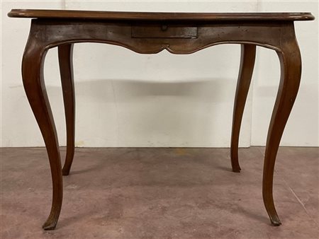 Tavolo scrittoio da centro in noce, piano sagomato e gambe mosse con bordure sc