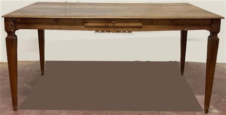 Tavolo con piano rettangolare e gambe ad obelisco rovesciato, due cassetti nell