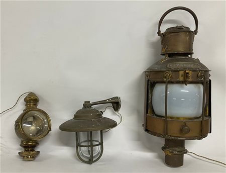 Lotto composto da una lanterna nautica in ottone, una lampada da carrozza e una