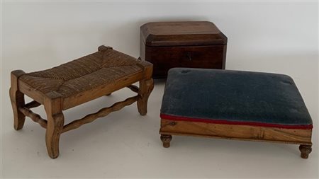 Lotto composto da un cofanetto portagioìe e due diversi poggiapiedi in legni va