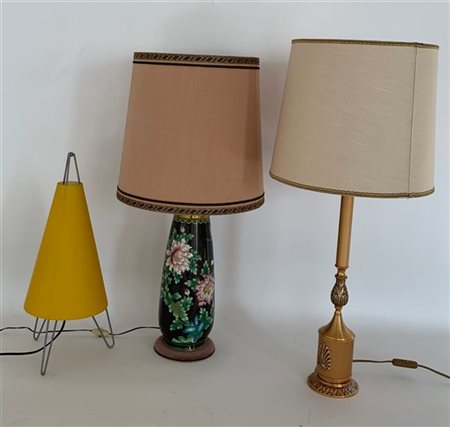 Lotto composto da tre diverse lampade da tavolo di cui una con fusto in metallo