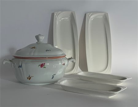 Lotto in porcellana composto da una zuppiera con coperchio decorata a fiori Ric