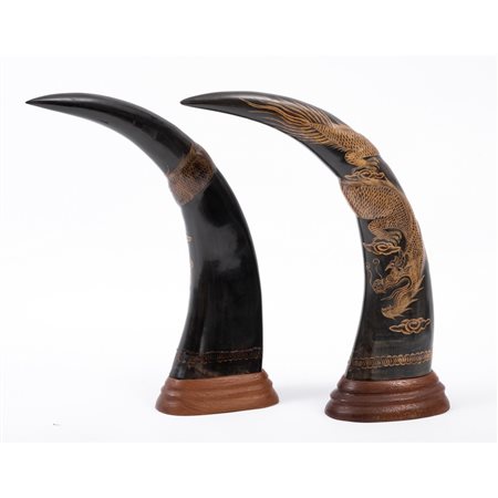 COPPIA CORNI in osso inciso.