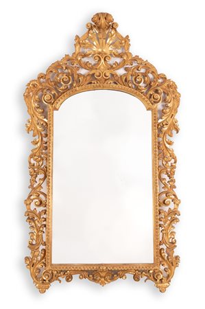   Grande specchiera baccellata in legno intagliato e dorato  XVIII secolo
