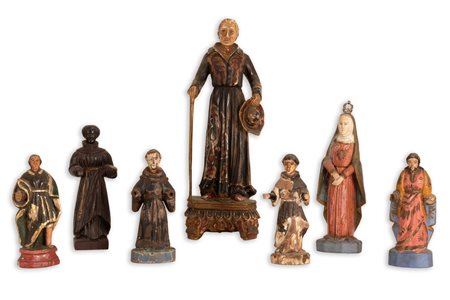    Lotto di 7 statuine in legno policromo con soggetti e misure diverse, Portogallo, XVI/XVII secolo 