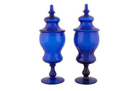    Coppia di vasi da farmacia con coperchio in vetro blu molato XX secolo