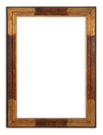    Cornice del XIX secolo dorata e intagliata con decori fogliati agli angoli e a mecca a finto marmo marrone nelle parti centrali 