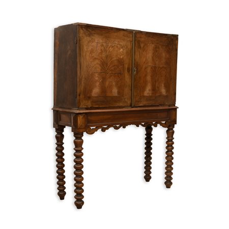    Stipo monetiere in noce, Nord Europa, XVIII secolo. 