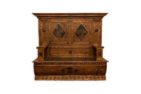    Cassone nuziale in pioppo a foggia di urna decorato a pastiglia e policromia, Toscana, XIX secolo. 